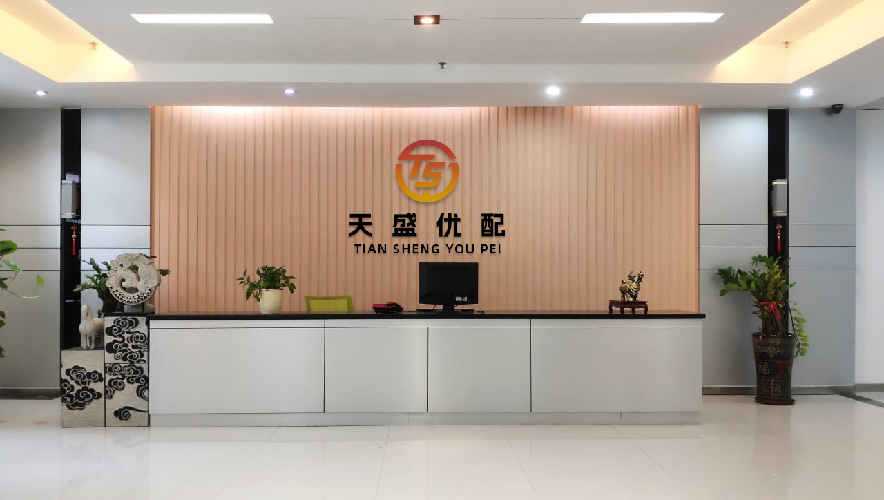 掌乐策略 62岁吴玉芳素颜携女儿在上海逛街，33岁大女儿气质和妈妈很像！